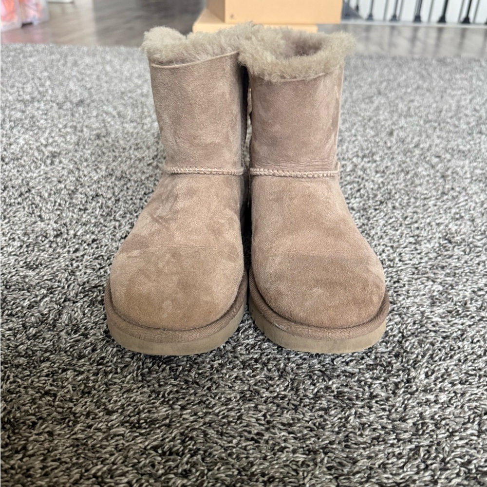 Ugg Mini Bailey Bow size woman’s 5
